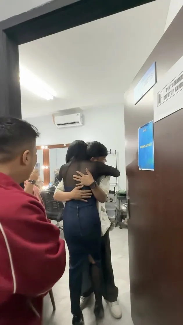 Denada peluk anak laki-lakinya