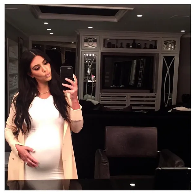 Selfie Hamil Kim Kardashian