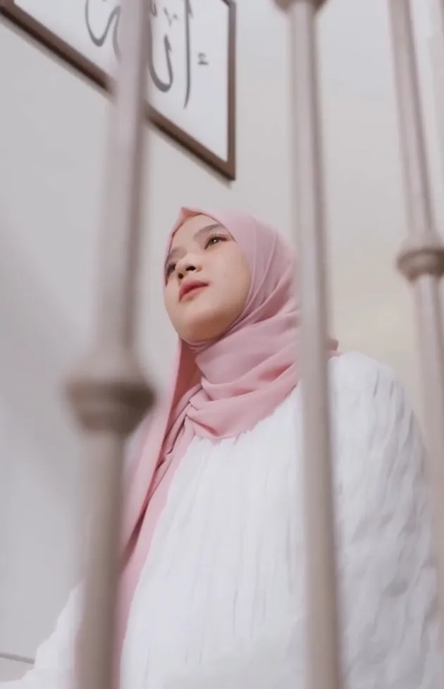 Nissa Sabyan pakai baju putih
