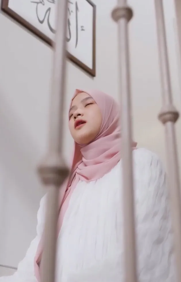 Nissa Sabyan pakai hijab pink