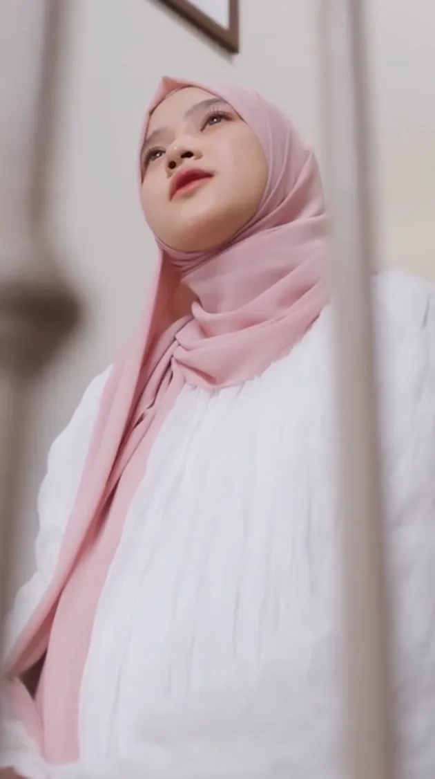 Nissa Sabyan duduk di tangga