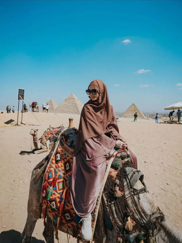 Inara Rusli Naik Unta