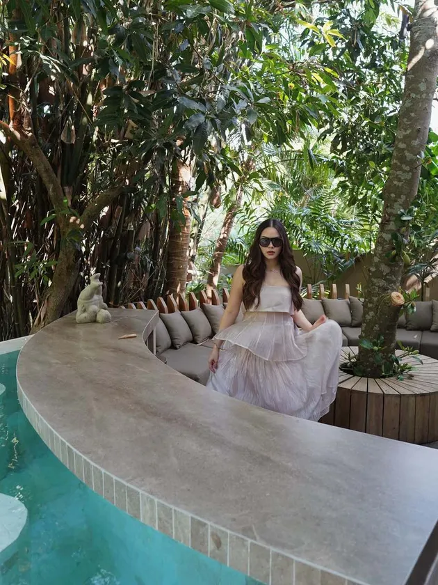 Alyssa Daguise di Tepi Kolam