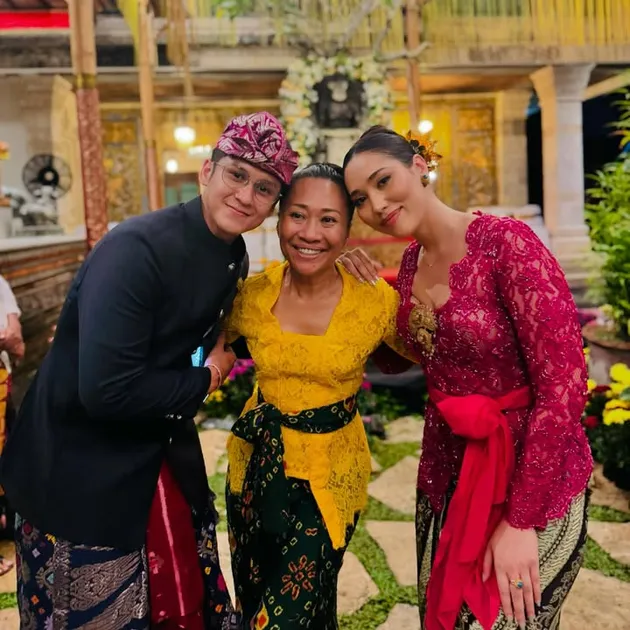 Pesona Antonio Blanco Jr Pakai Baju Adat Bali