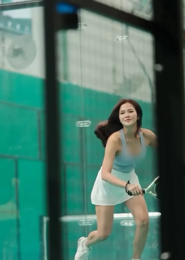 Bella Bonita Semangat Saat Pukul Bola Padel
