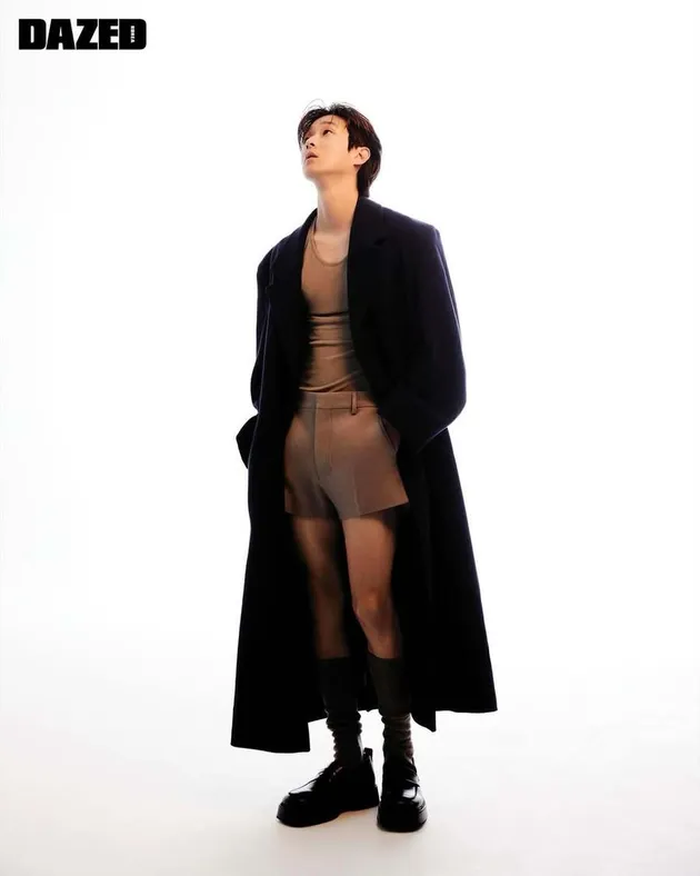 Choi Woo Shik Pakai Hot Pants