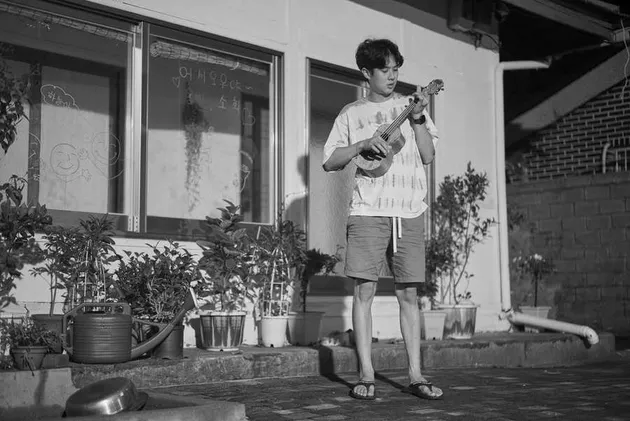 Choi Woo Shik Pakai Sandal Jepit