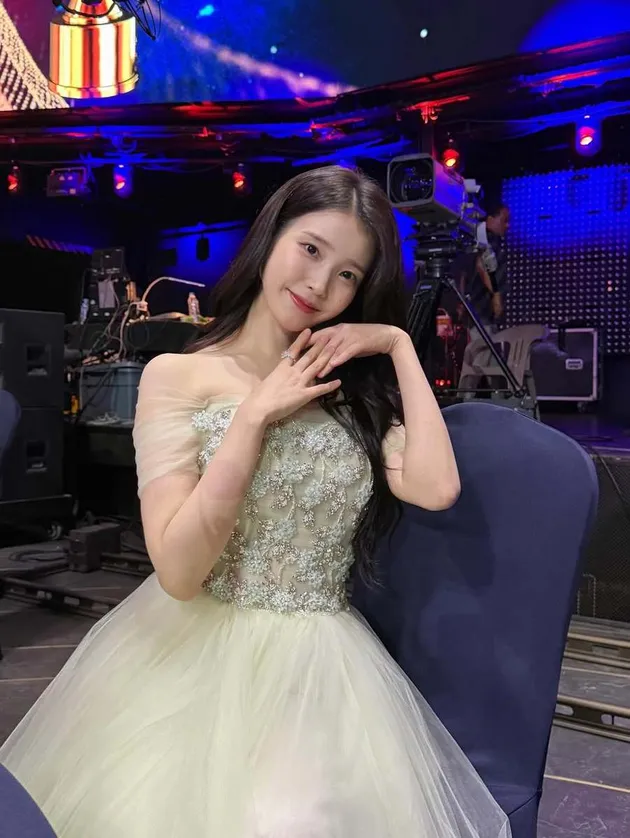 IU Pose Imut