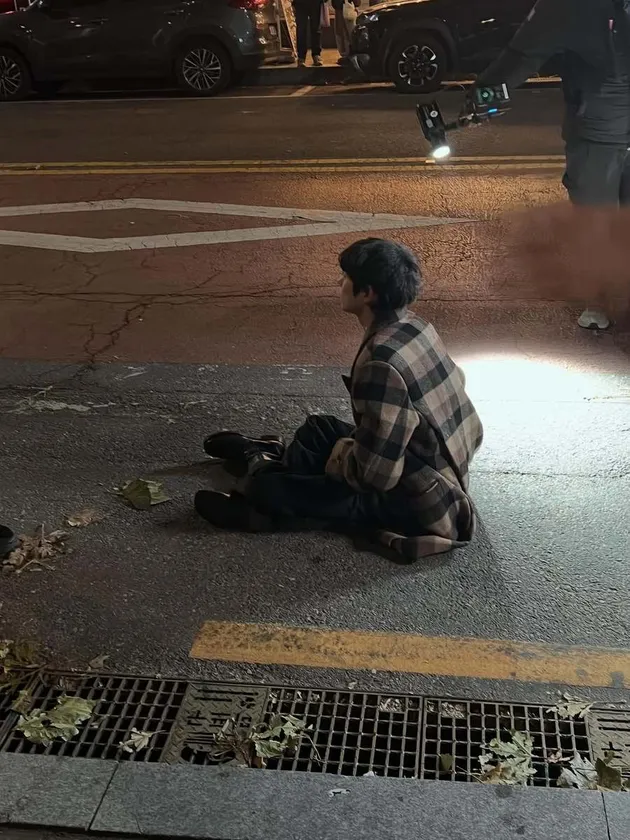 Kim Young Dae Duduk di Jalan