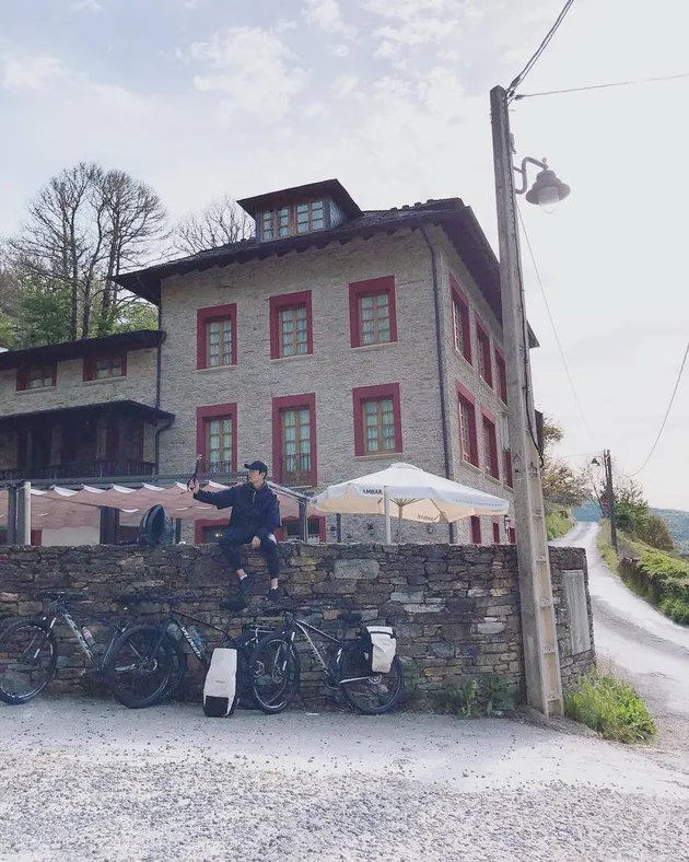 Lee Min Ho Duduk di Tembok