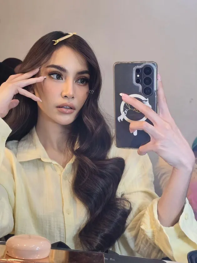 Mahalini Mirror Selfie