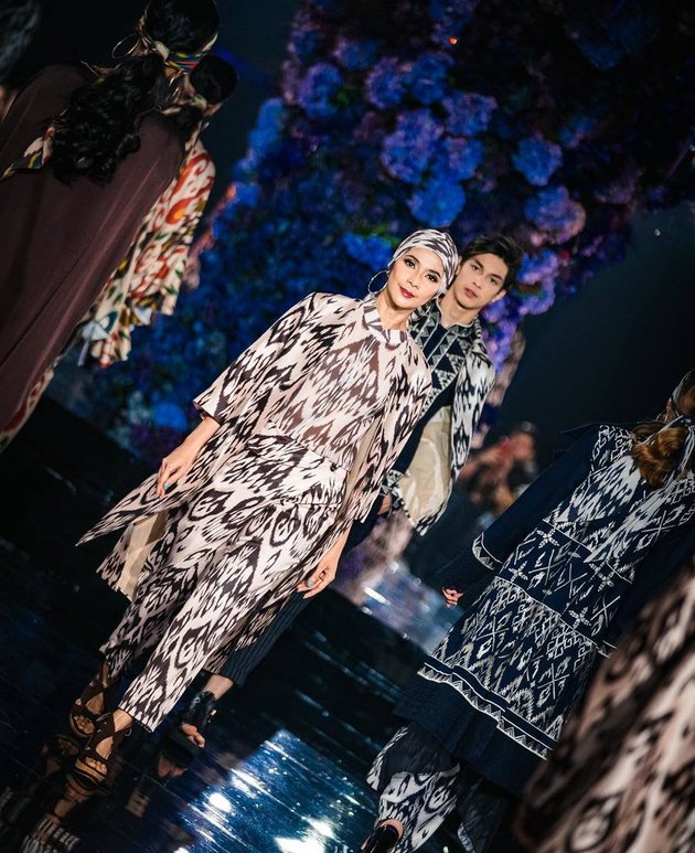 The Charm of Maudy Koesnaedi and Eddy Meijer When Walking on the Catwalk, Mother and Child are Equally Enchanting