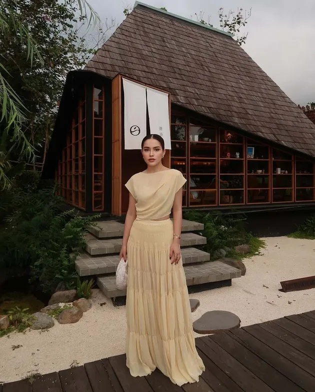 Nicole Parham kenakan gaun berwarna krem
