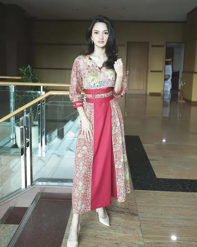 Sabrina Anggraini Pakai Dress Batik