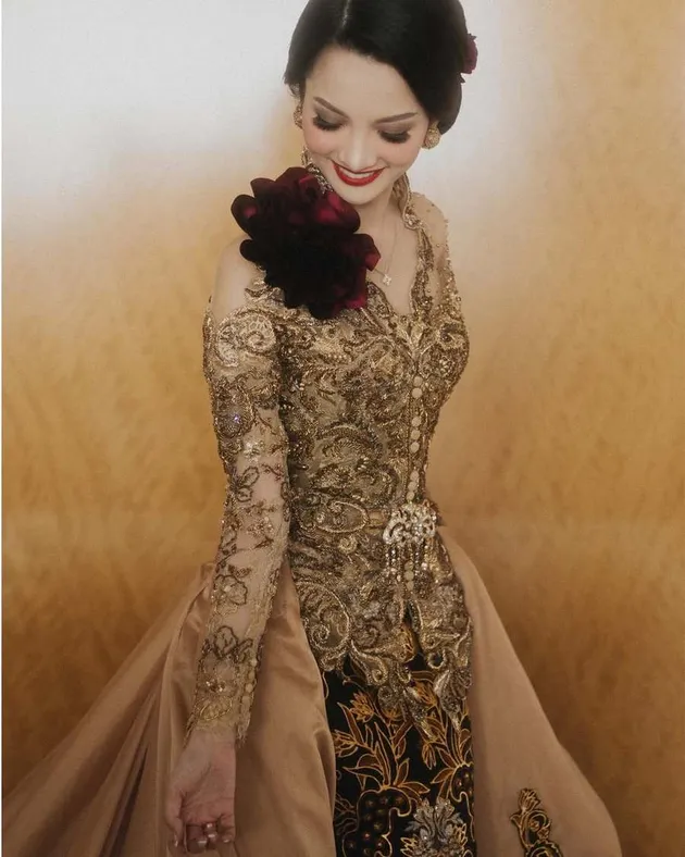 Sabrina Anggraini Pakai Kebaya Anne Avantie