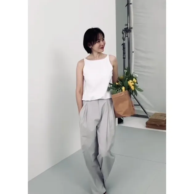 Son Ye Jin Berpose Gendong Bunga