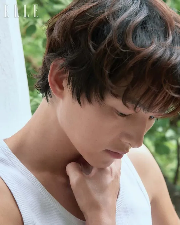 Song Joong Ki dan Chun Woo Hee di Pemotretan Elle Korea