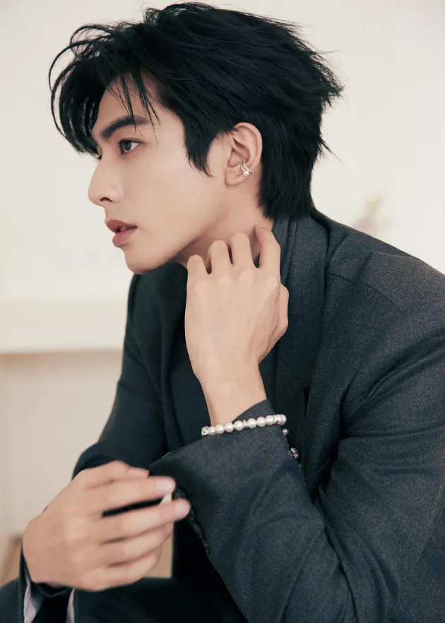 Side profile Song Weilong