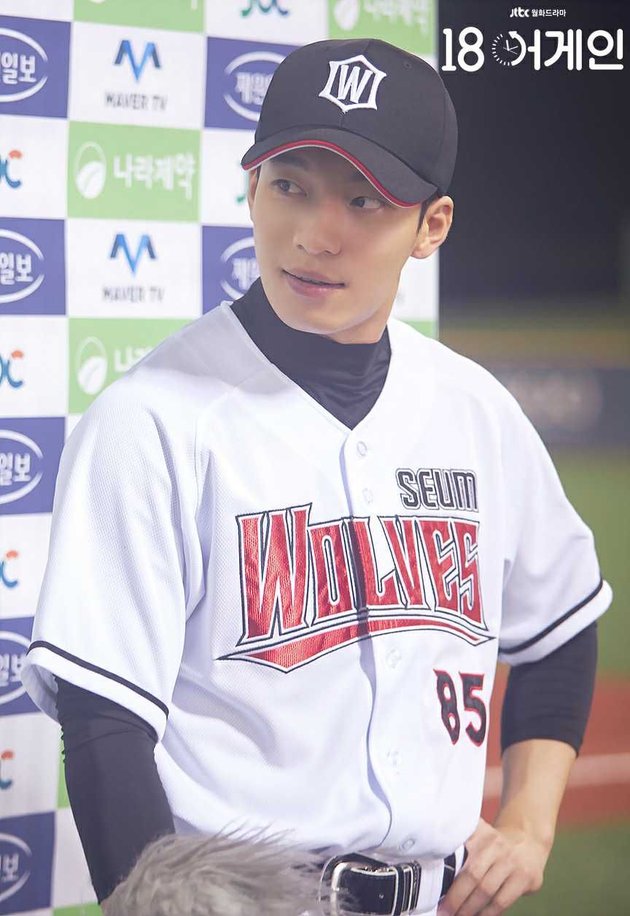 Charm of Wi Ha Joon as a Baseball Athlete in '18 AGAIN', a Sweet Smiling Widower with a Bewitching Gaze