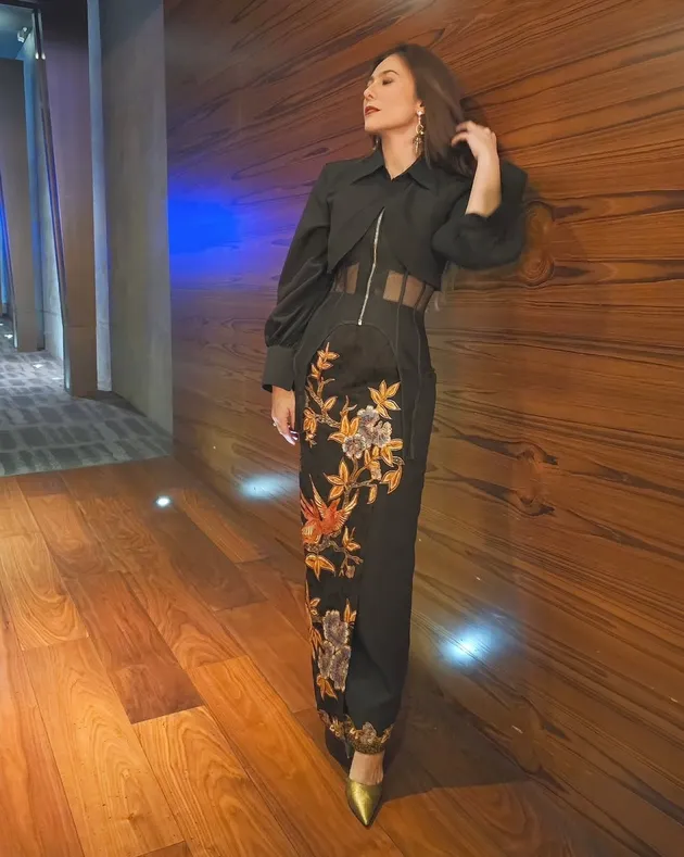 Wulan Guritno Pakai Batik Modern