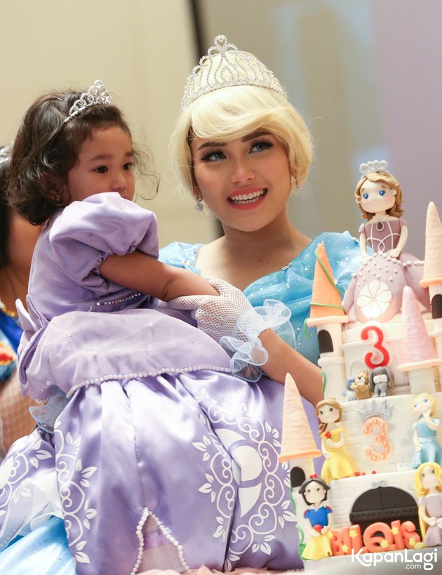 Pesta Ala Disney Ayu Ting Ting Beli Kue Ulang Tahun Dari Mekah Kapanlagi Com