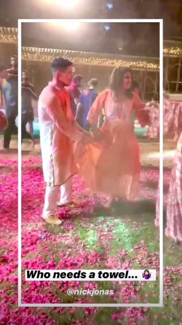 Holi Party, Nick Jonas Relaxes Wearing Priyanka Chopra's Designer Dress