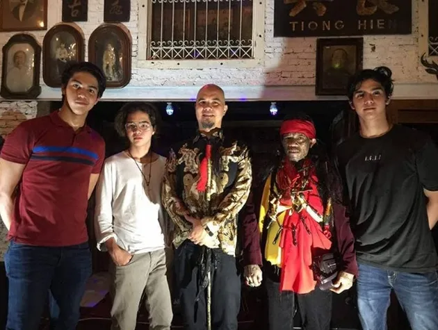 Ahmad Dhani hari ini genap berusia 45 tahun. Semalam, Kamis (25/5) ia merayakan ulang tahunnya bersama keluarga. Al, El dan Dul berkumpul bersama di rumah Dhani.