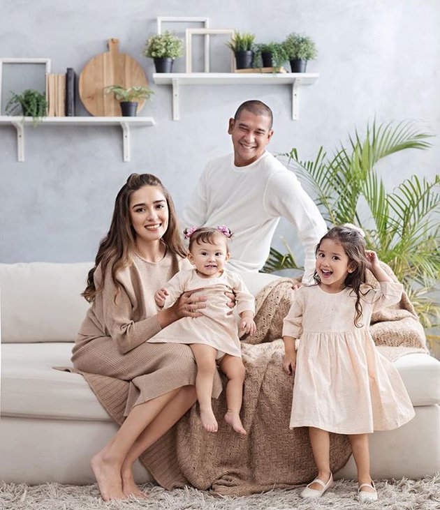 Latest Photoshoot of Yasmine Wildblood & Abi Yapto's Family, Their 2 Beautiful Daughters are So Adorable!