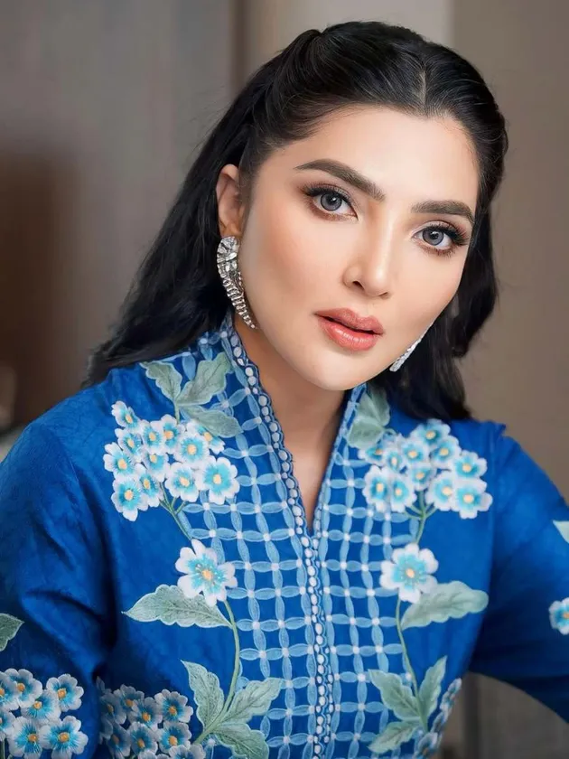 Ashanty Kenakan Batik Warna Biru