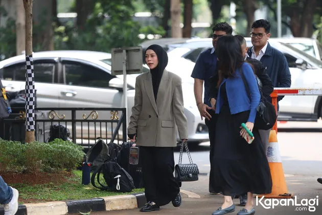 Lesti Kejora Pakai Blazer