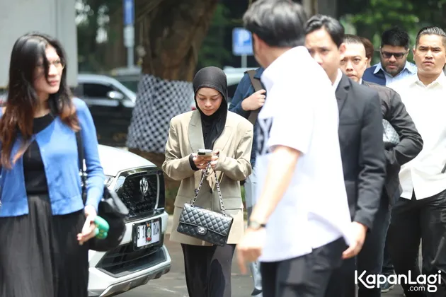 Lesti Kejora Jalan Sambil Main HP