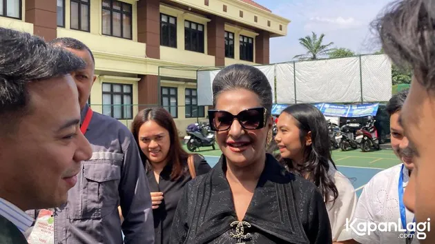 Ala Alatas pakai baju hitam