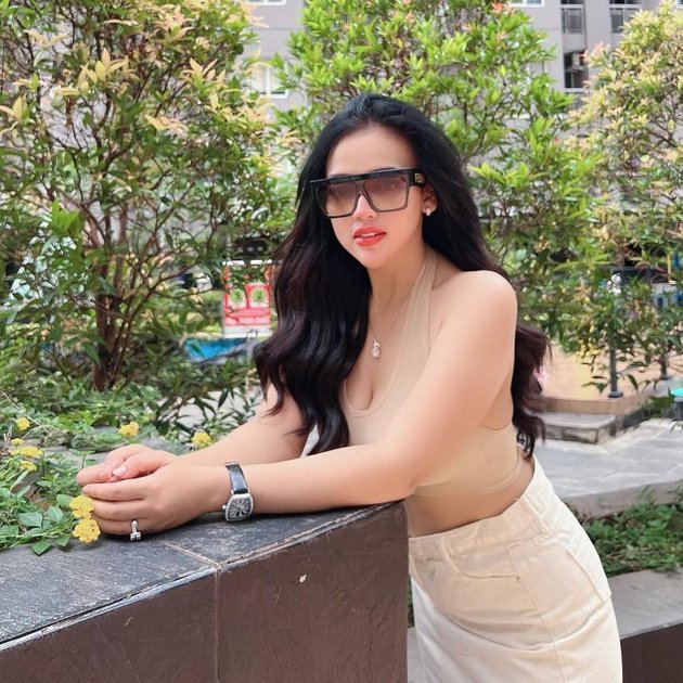 Slimmer Waist! 8 Latest Photos of Clara Gopa 'Duo Semangka' Showing off Her Body Goal - Highlighted When Wearing Skin-Colored Crop Top