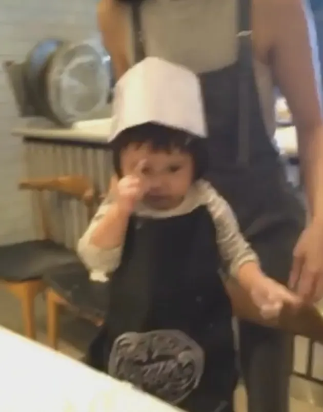 Baby Gempi bikin pizza