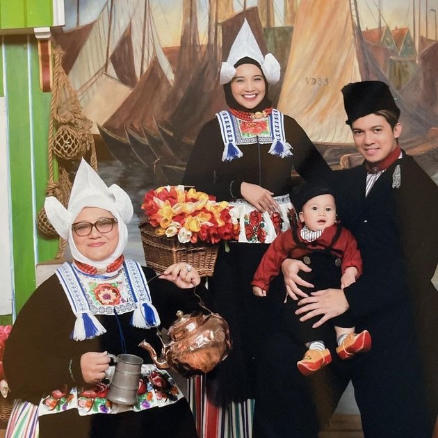 Chubby Cheeks Like a Sponge Cake, 6 Adorable Photos of Baby Ukkasya, Zaskia Sungkar and Irwansyah's Child, Wearing Traditional Dutch Clothes - Aware of the Camera and Always Smiling During the Photoshoot