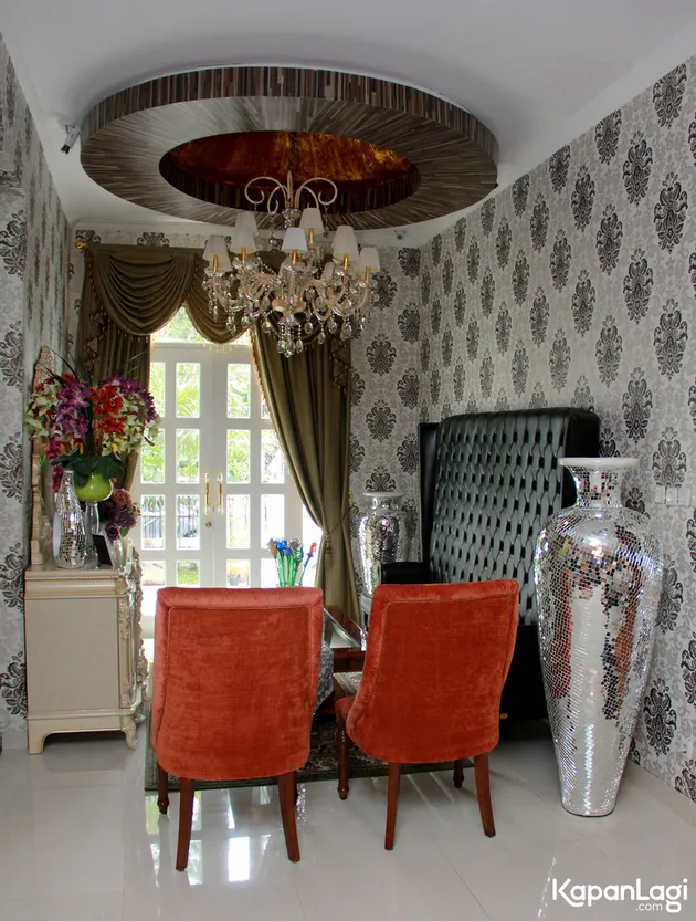 Rumah mewah Regina Andriane Saputri