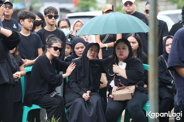 Ibu Lula Lahfah di pemakaman