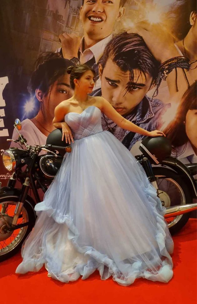 Trapped in Toxic Relationships, 9 Beautiful Portraits of Cassandra Lee Posing on a Big Motorcycle during the Press Screening of the Film Bad Boy In Love