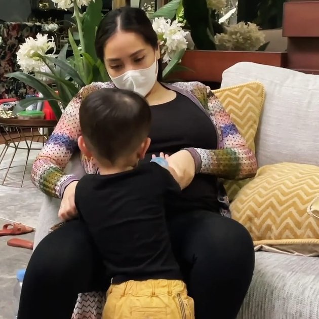 Nagita Slavina Shows Off Her Growing Baby Bump, Niece Wants to Touch It