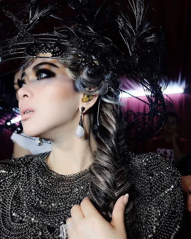 Pose Cantik Manja Syahrini