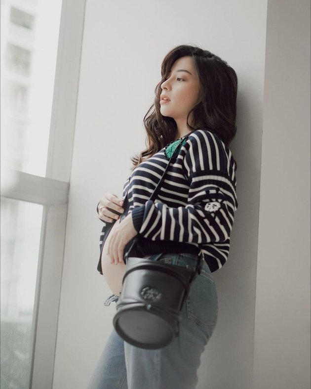 Nikita Willy's Featured Pose for Beautiful Pregnant Women, Loving to Hold the Growing Baby Bump