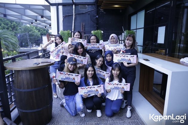 Happy Pose of EXO Indonesia Fans at Kapanlagi EXO-L Playground Event, There's a Fanboy - Someone Brought a Child