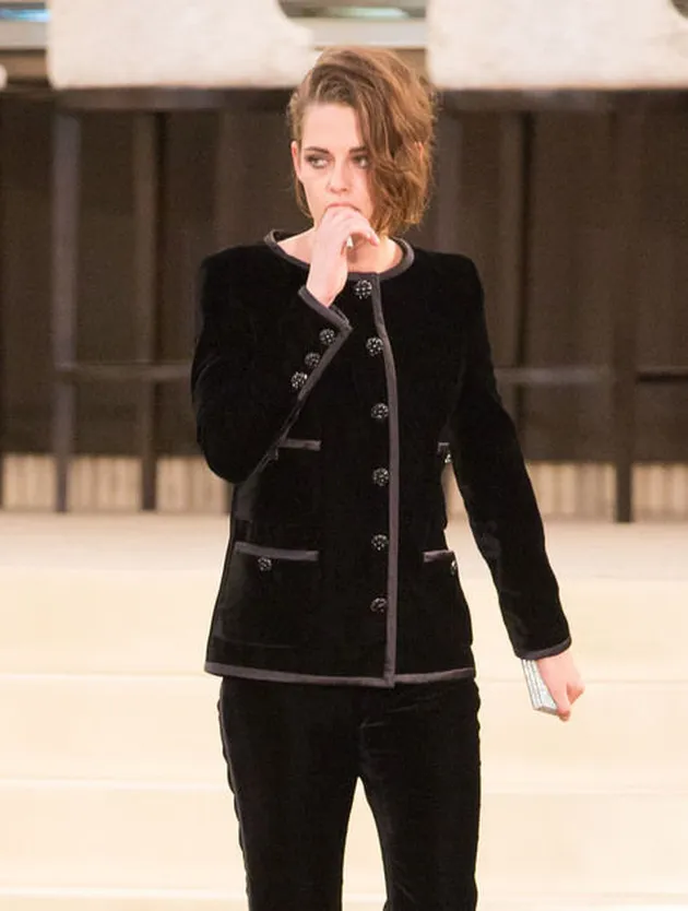 POSE HOT KRISTEN STEWART SAAT JADI MODEL BIKIN PRIA  