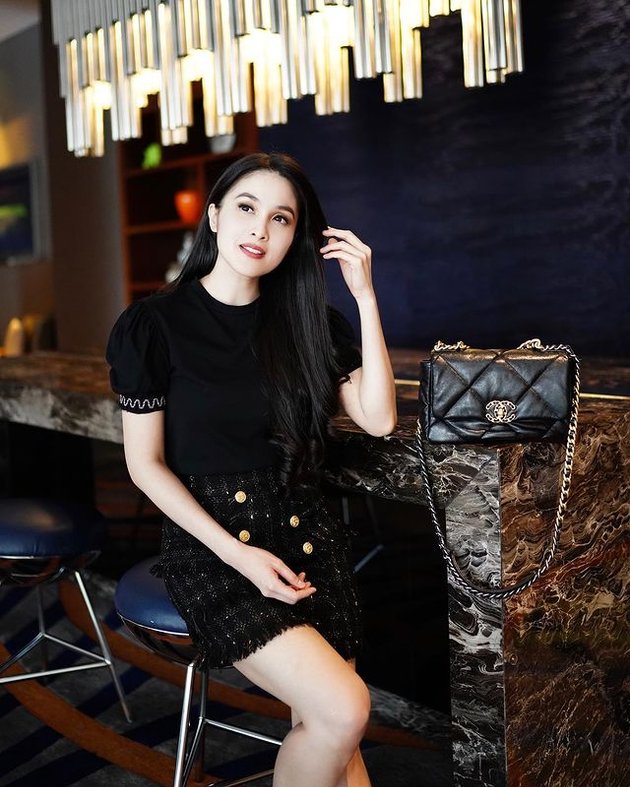 Sandra Dewi's Favorite OOTD Pose in the Corner of Her Luxury House, Always Holding Her Hair