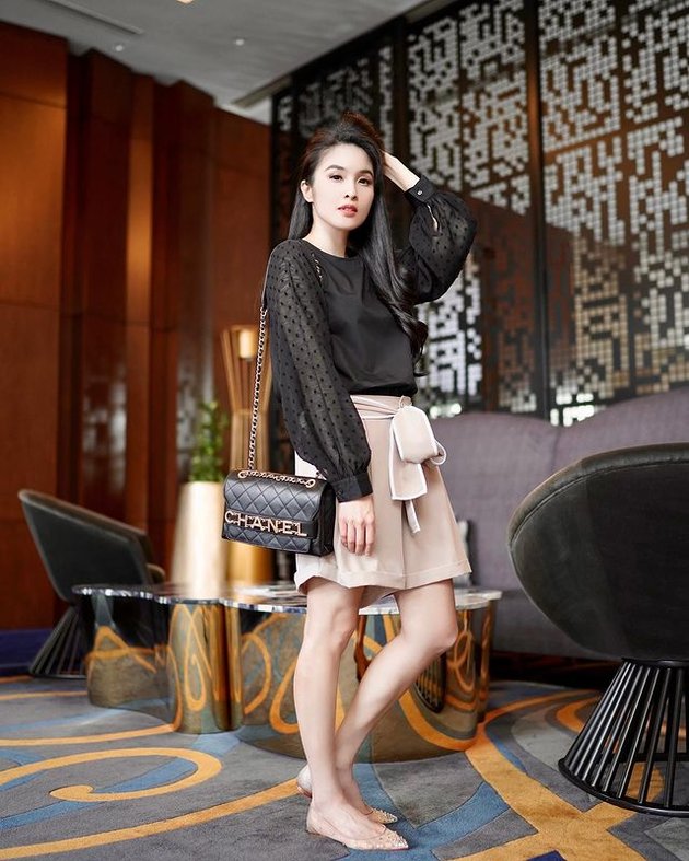 Sandra Dewi's Favorite OOTD Pose in the Corner of Her Luxury House, Always Holding Her Hair