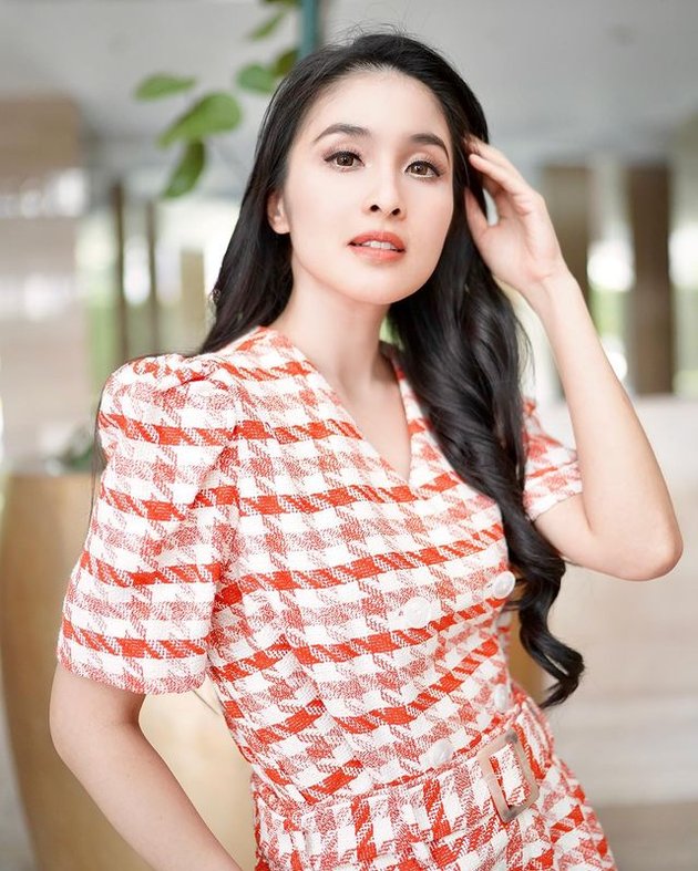 Sandra Dewi's Favorite OOTD Pose in the Corner of Her Luxury House, Always Holding Her Hair