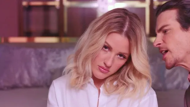 Ellie Goulding benar-benar tahu bagaimana membuat perhatian terpusat ke dirinya. Baru-baru ini, penyanyi 28 tahun itu cukup membuat publik harus geleng-geleng kepala karena pose seksinya.