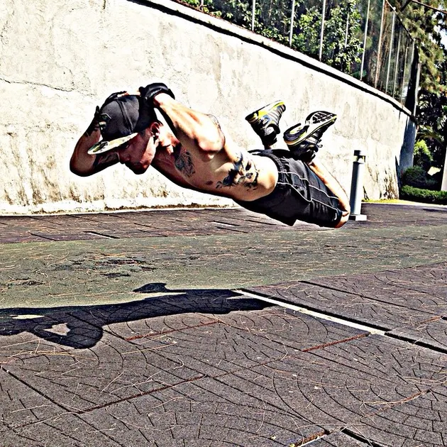 Pose Yoga Ngeri Ala Miller Khan