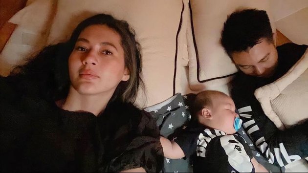 15 Celebrities Caught Sleeping Soundly on Camera, Some Exhausted from Work to Falling Asleep with Their Children