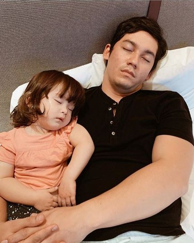 15 Celebrities Caught Sleeping Soundly on Camera, Some Exhausted from Work to Falling Asleep with Their Children
